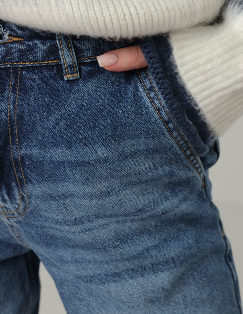 بنطال جينز واسع بدرجات اللون الأزرق