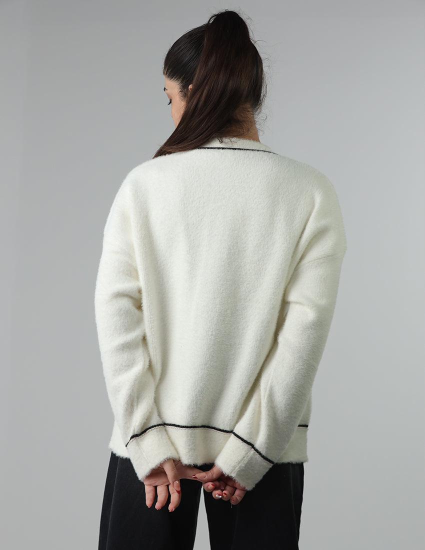 كارديجان صوف مع أزرار للإغلاق وفتحة رقبة دائرية وجيوب جانبية