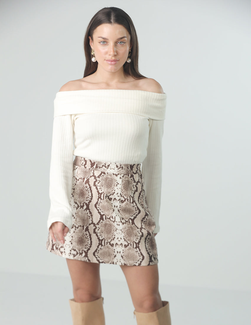 بلوزة بأكمام طويلة وأكتاف مكشوفة