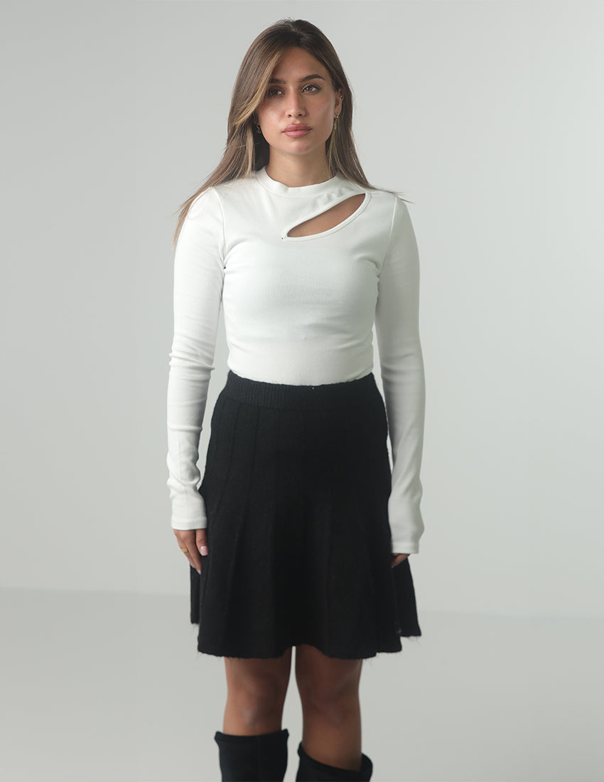 بلوزة بفتحة رقبة