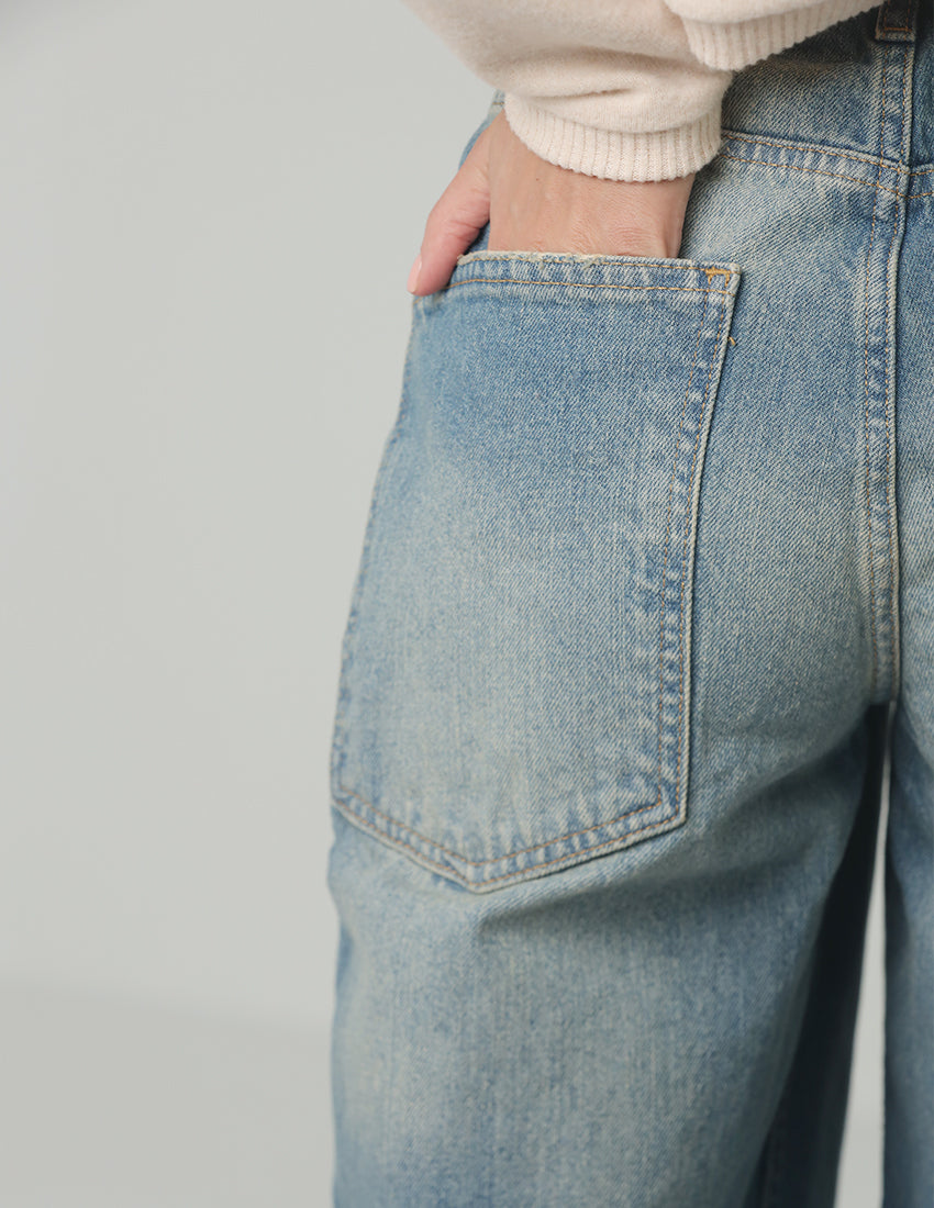 بنطال جينز أزرق ممزق واسع الساقين