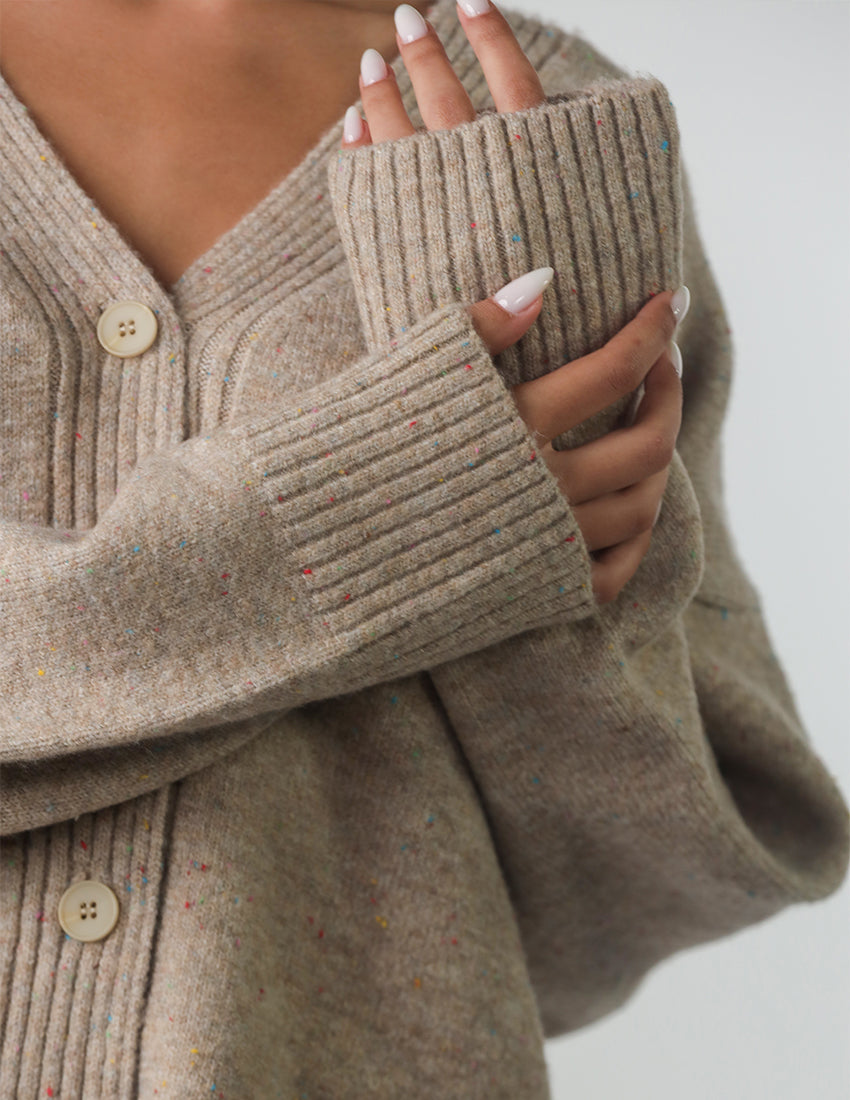 طقم كارديجان كبير الحجم بأزرار وبنطلون لامع محبوك