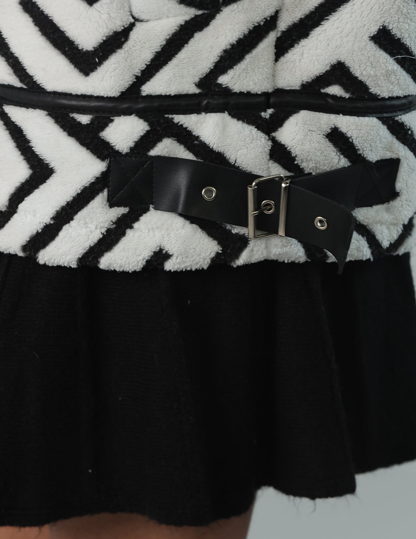 جاكيت فرو هندسي برقبة عالية وسحاب