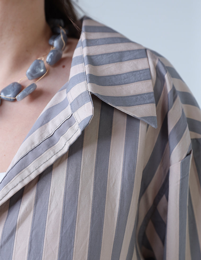 قميص مخطط كبير الحجم مع جيب جانبي واحد