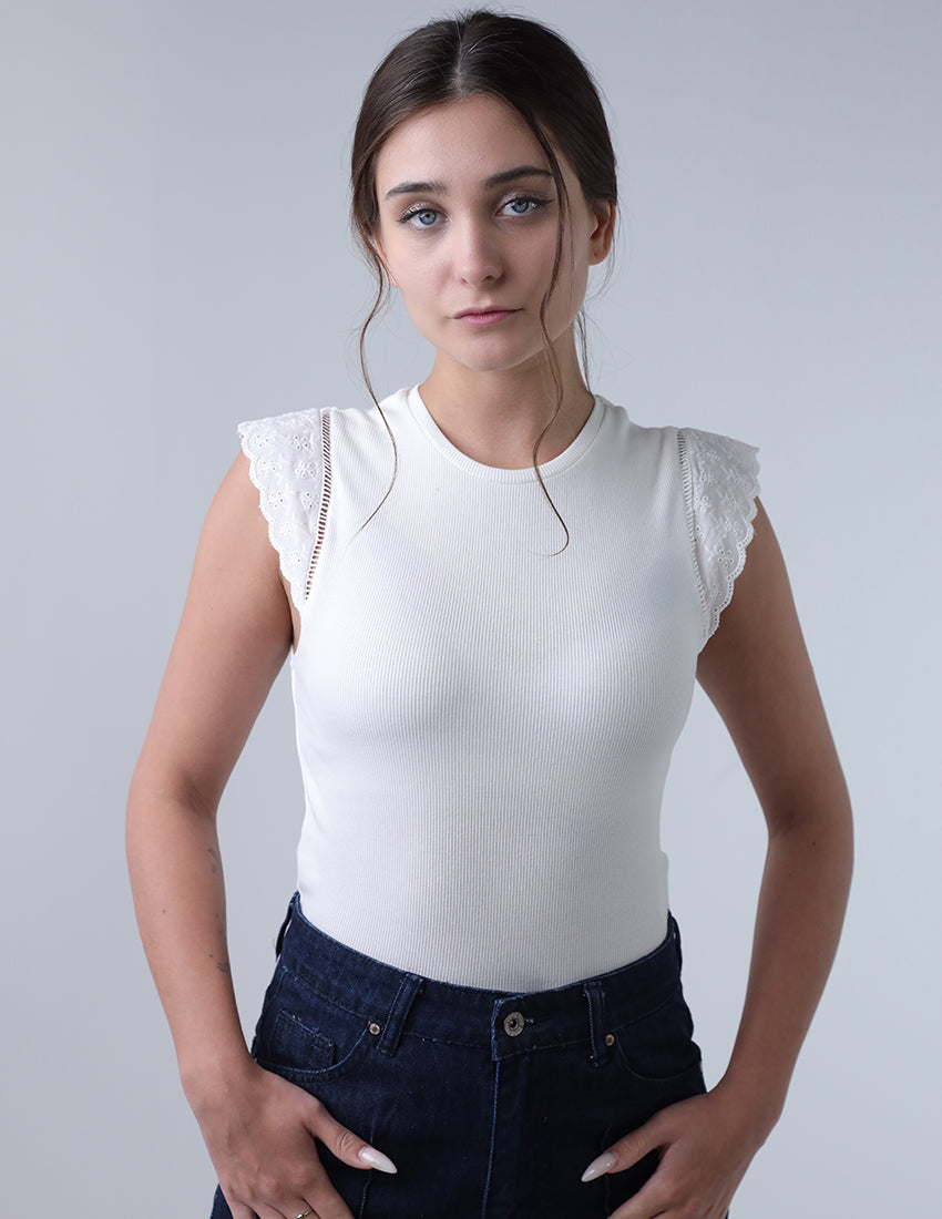 الجزء العلوي يتميز بأكمام من الدانتيل الرقيق