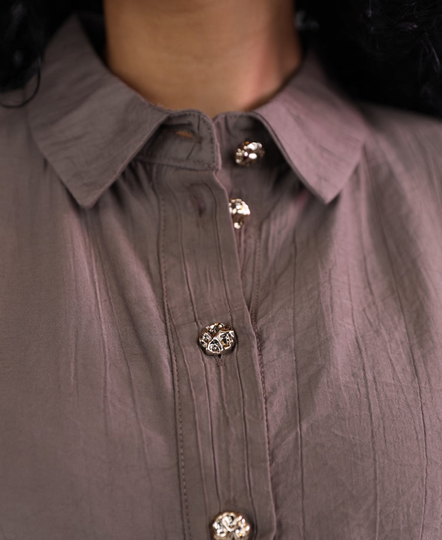 Short-sleeved shirt with a tie waist and button-up front