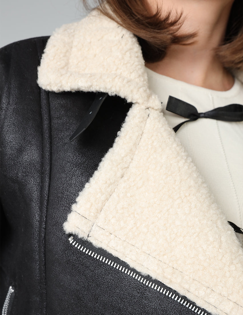 سترة مبطنة بالصوف مع أحزمة للخصر والأكمام