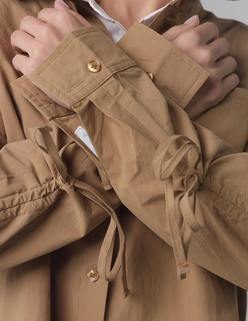 قميص قصير بأزرار وأصفاد مربوطة