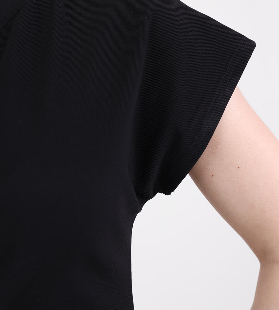 Short-sleeved dress with a brooch at the waist, long