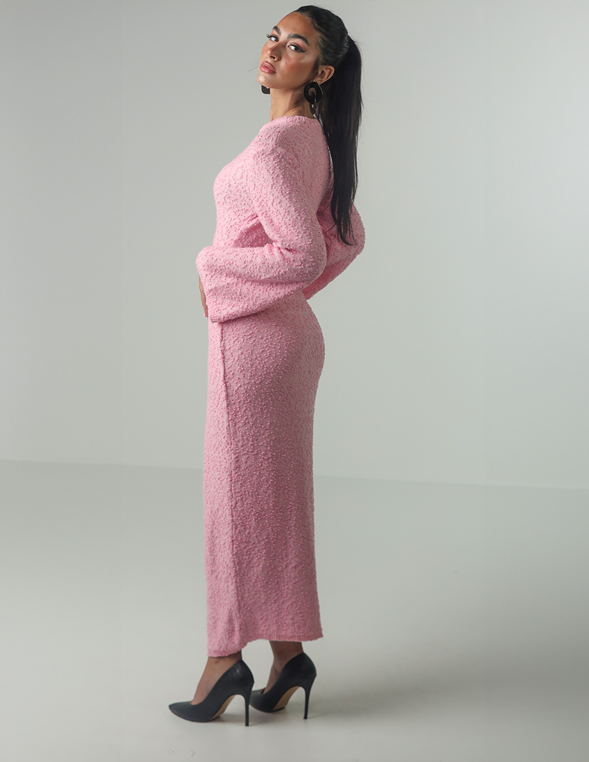 فستان طويل بتفاصيل منقطة وأكمام ملائكية