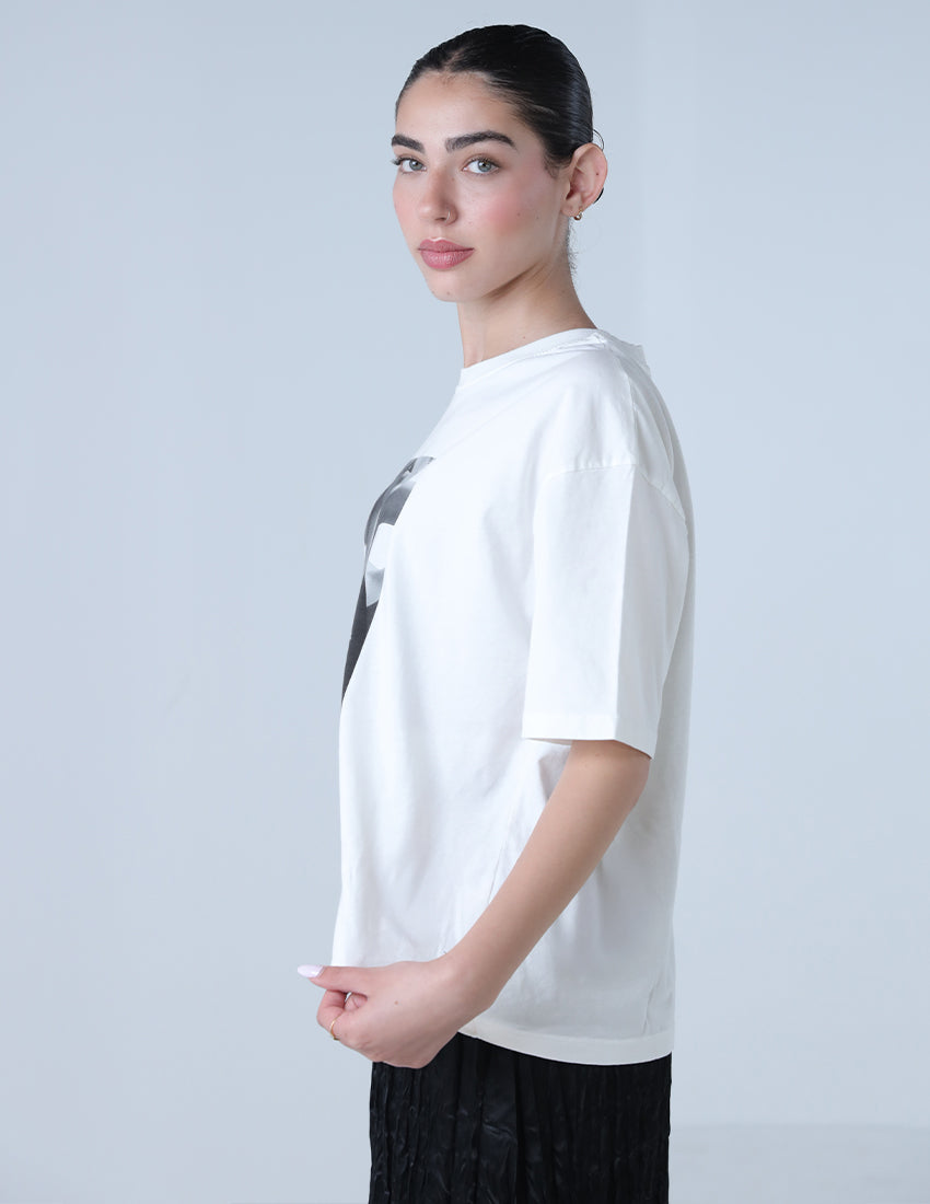 تي شيرت مطبوع عليه صورة فتاة مع كلمات.