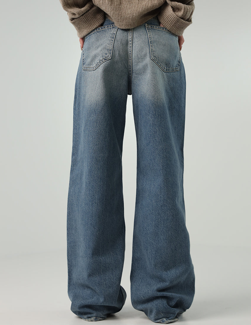 بنطال جينز مستقيم الخصر بقصّة مستقيمة ودرجات لون أزرق متباينة