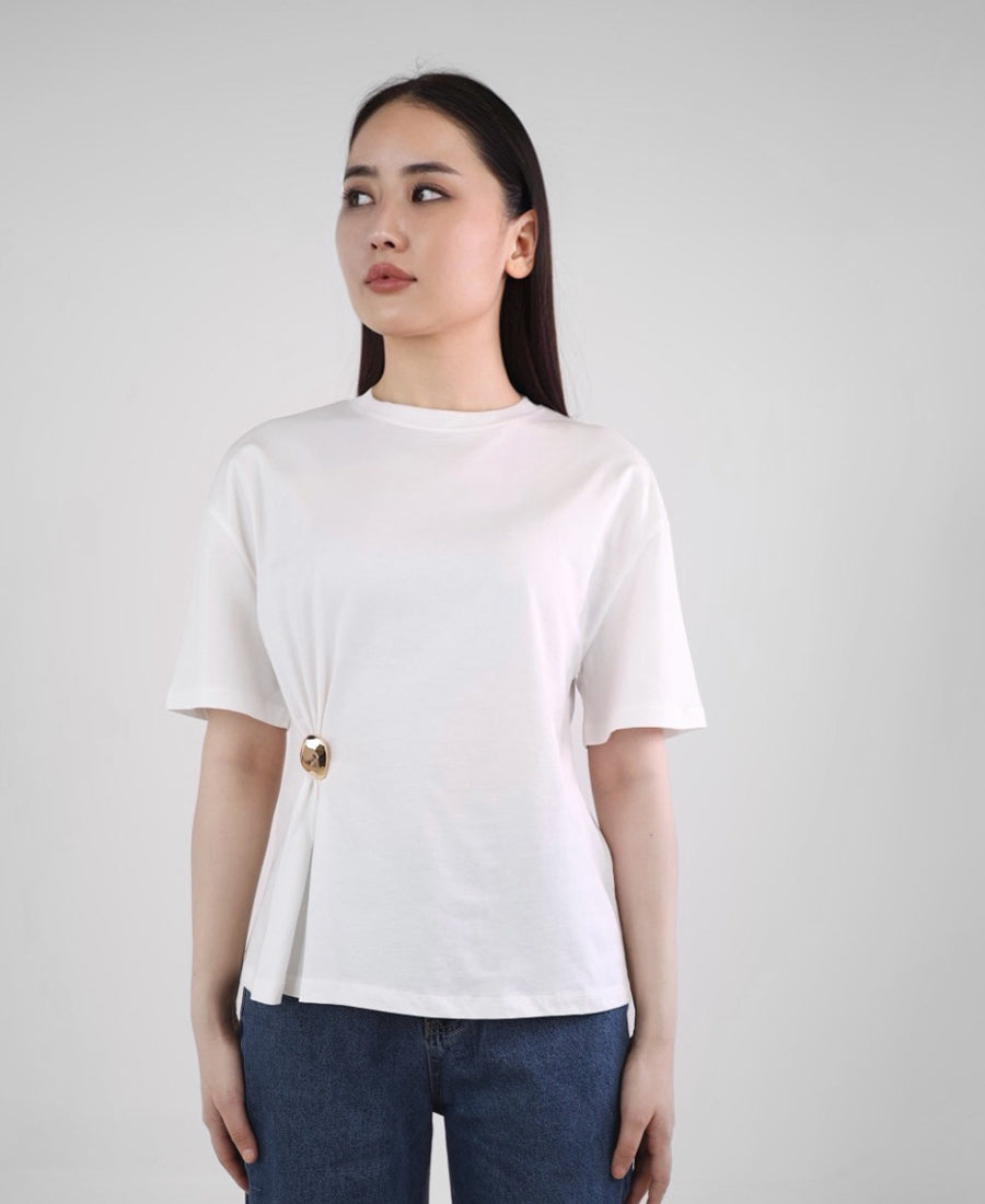 T-shirt waist brooch