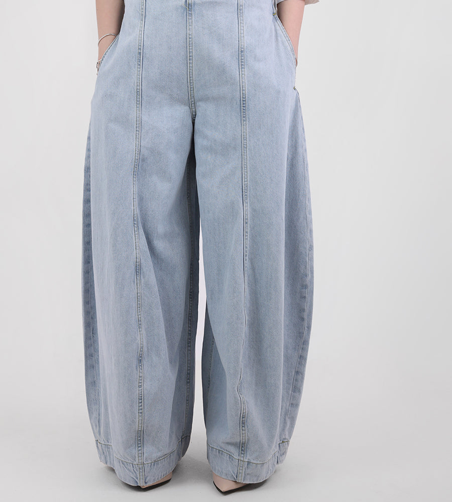 Balloon jeans with a center line