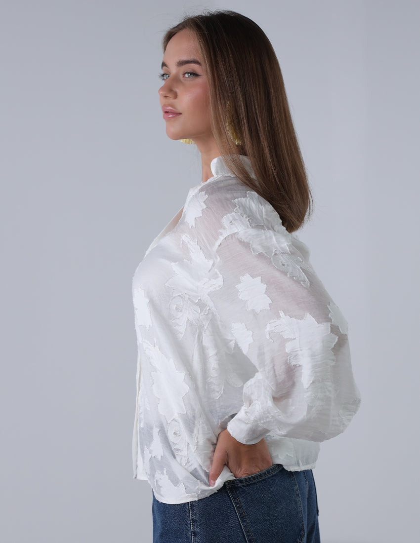 قميص شيفون أبيض بطبعة وردة
