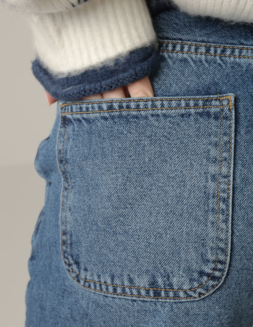 بنطال جينز واسع بدرجات اللون الأزرق