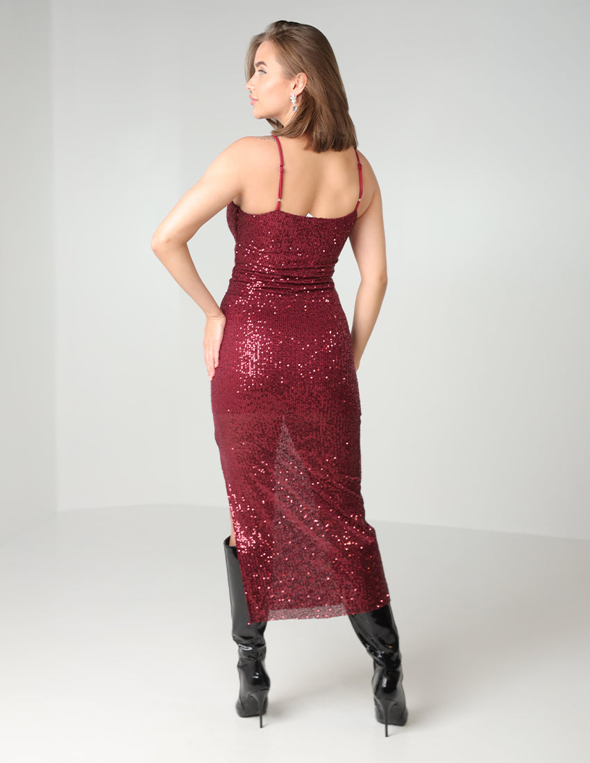 فستان من الترتر باللون العنابي