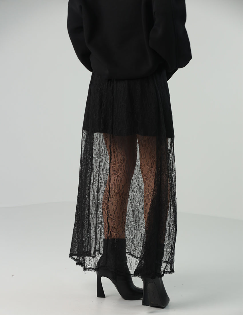 تنورة من الدانتيل الأسود الشفاف