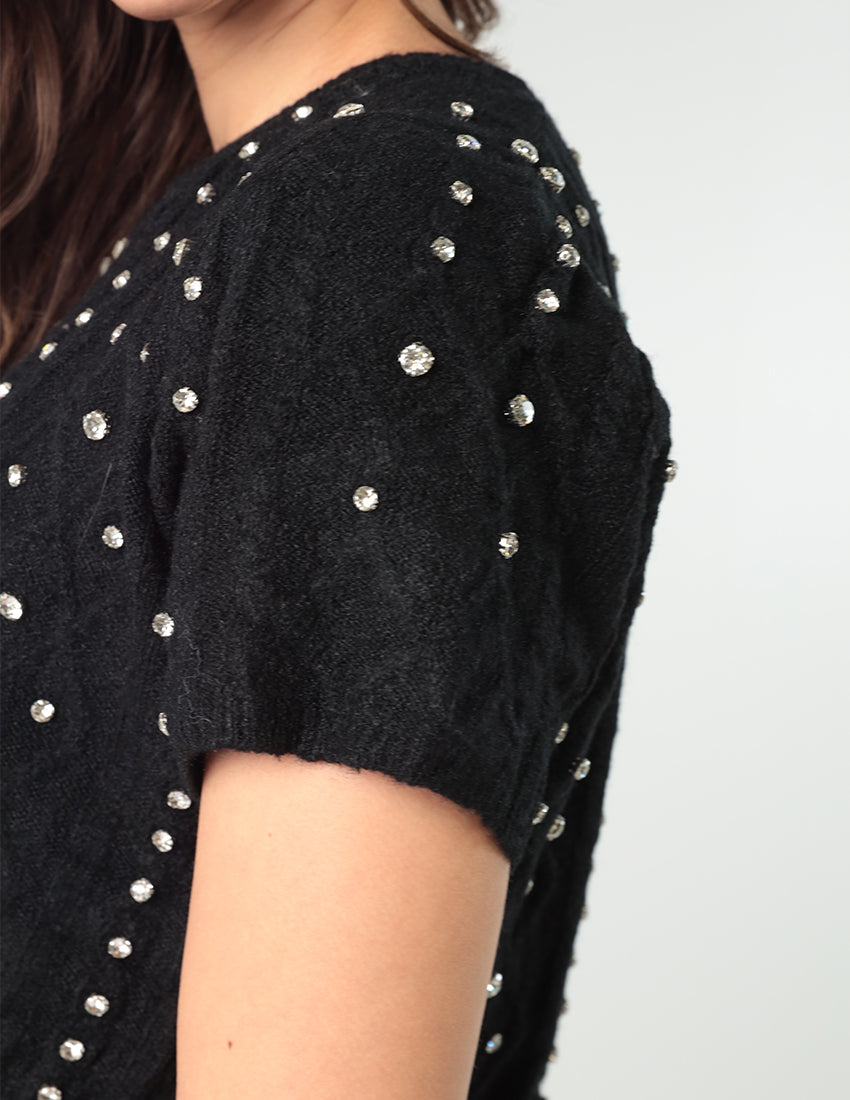 بلوزة قصيرة مع تفاصيل ستراس