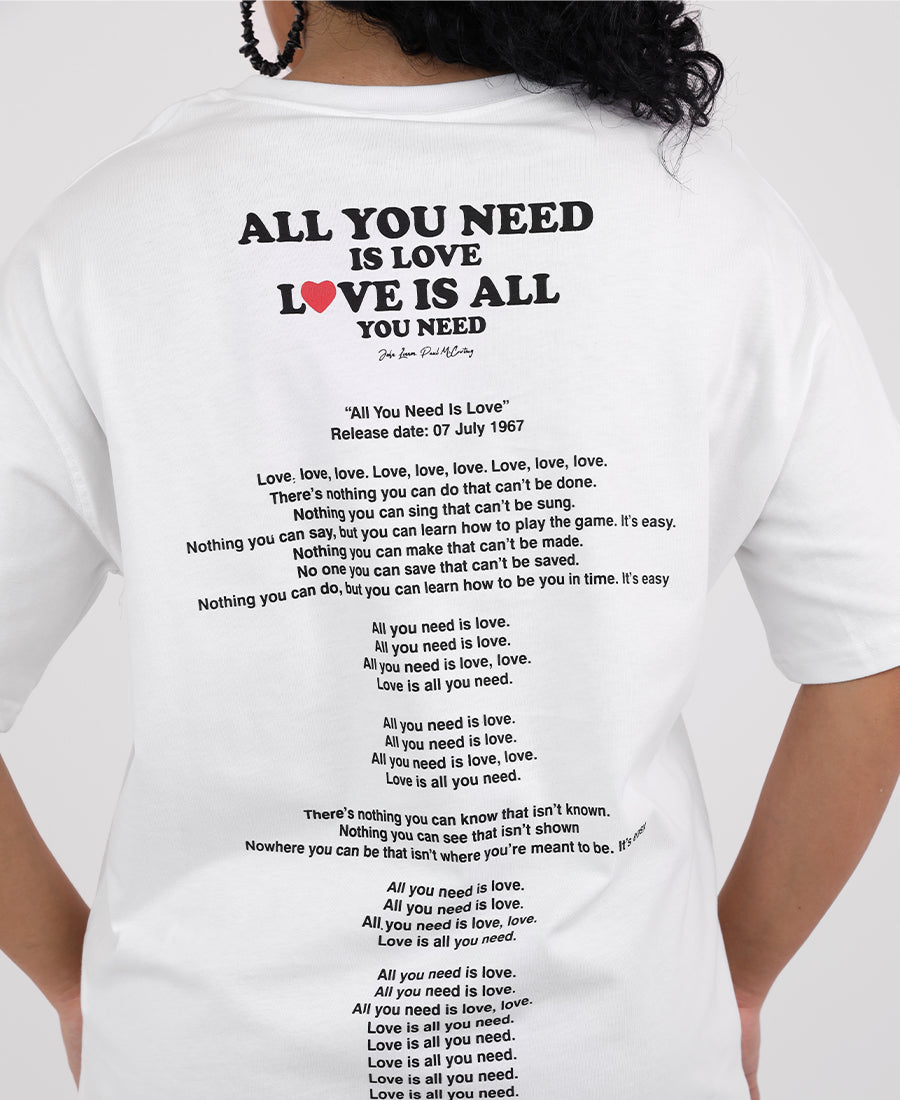 Oversized T-shirt "LOVE IS ALL YOU NEED"
