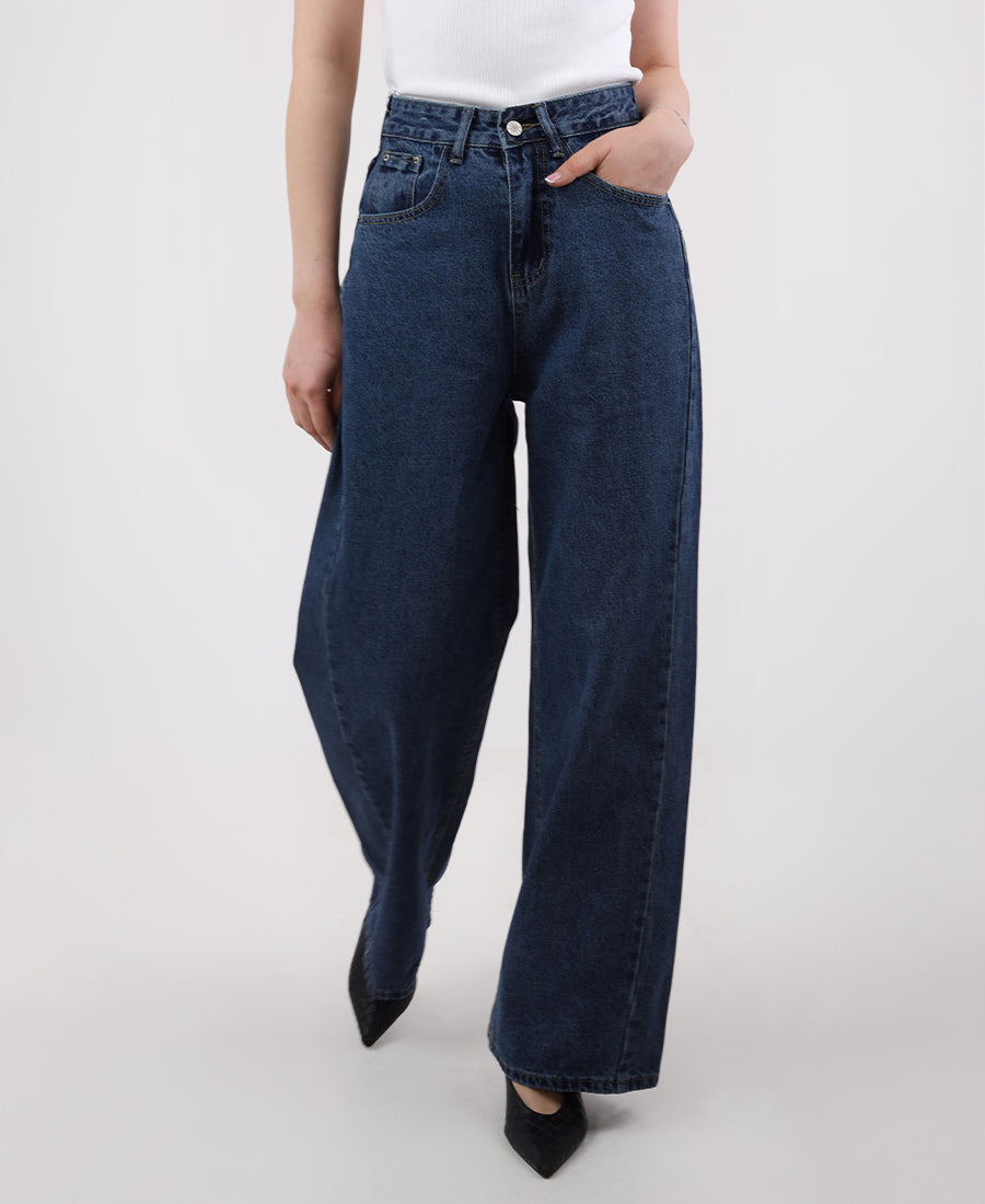 Wide leg jeans in dark blue with a diagonal hemline