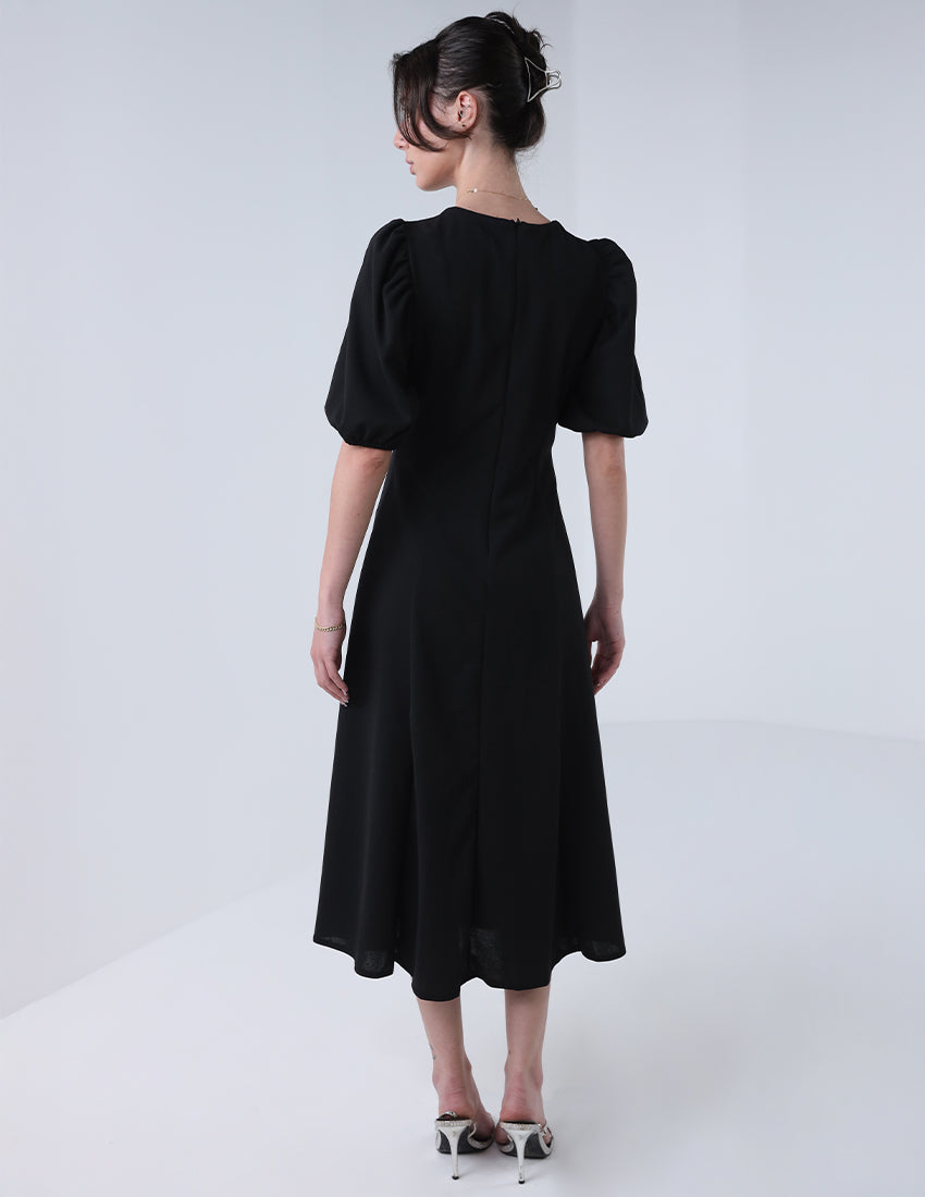 فستان متوسط الطول متدفق بفتحة رقبة مستديرة وأحجار الراين