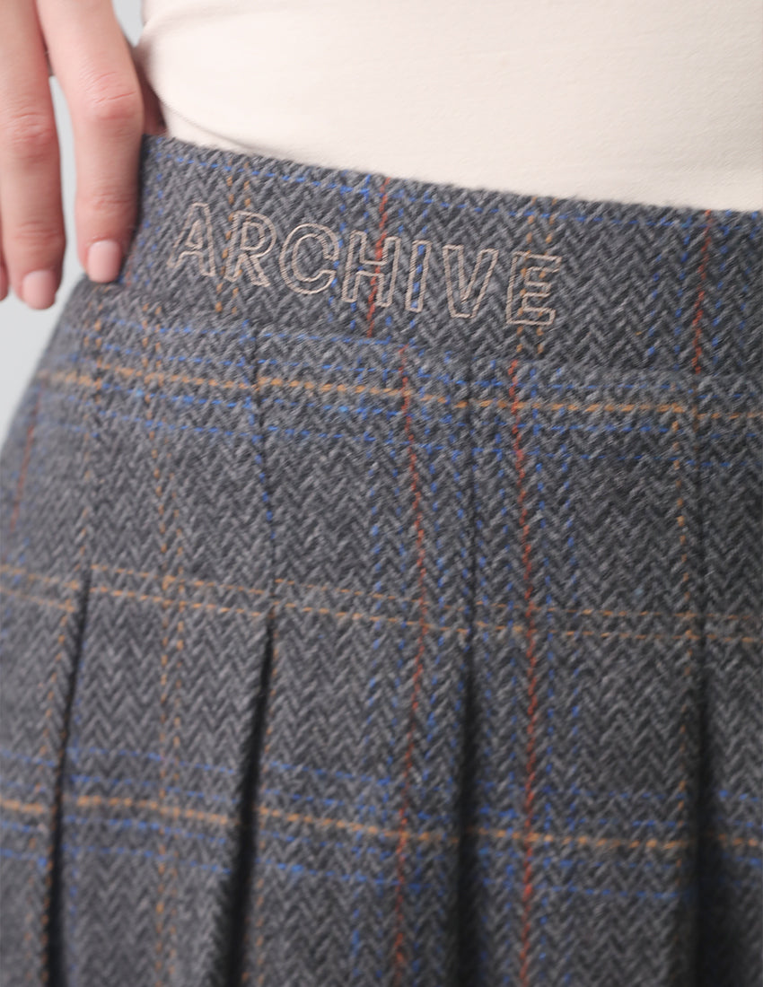 تنورة قصيرة منقوشة