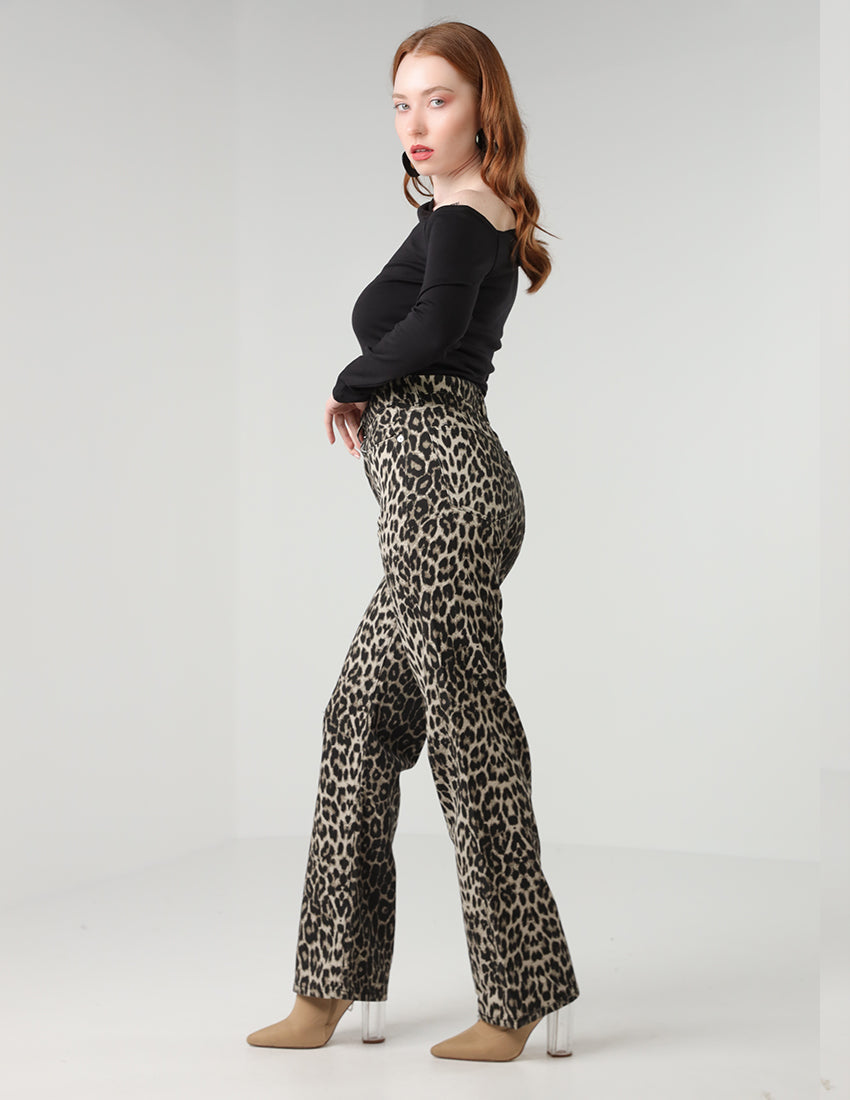 بنطال جينز مستقيم بخصر مرتفع وطبعة جلد النمر