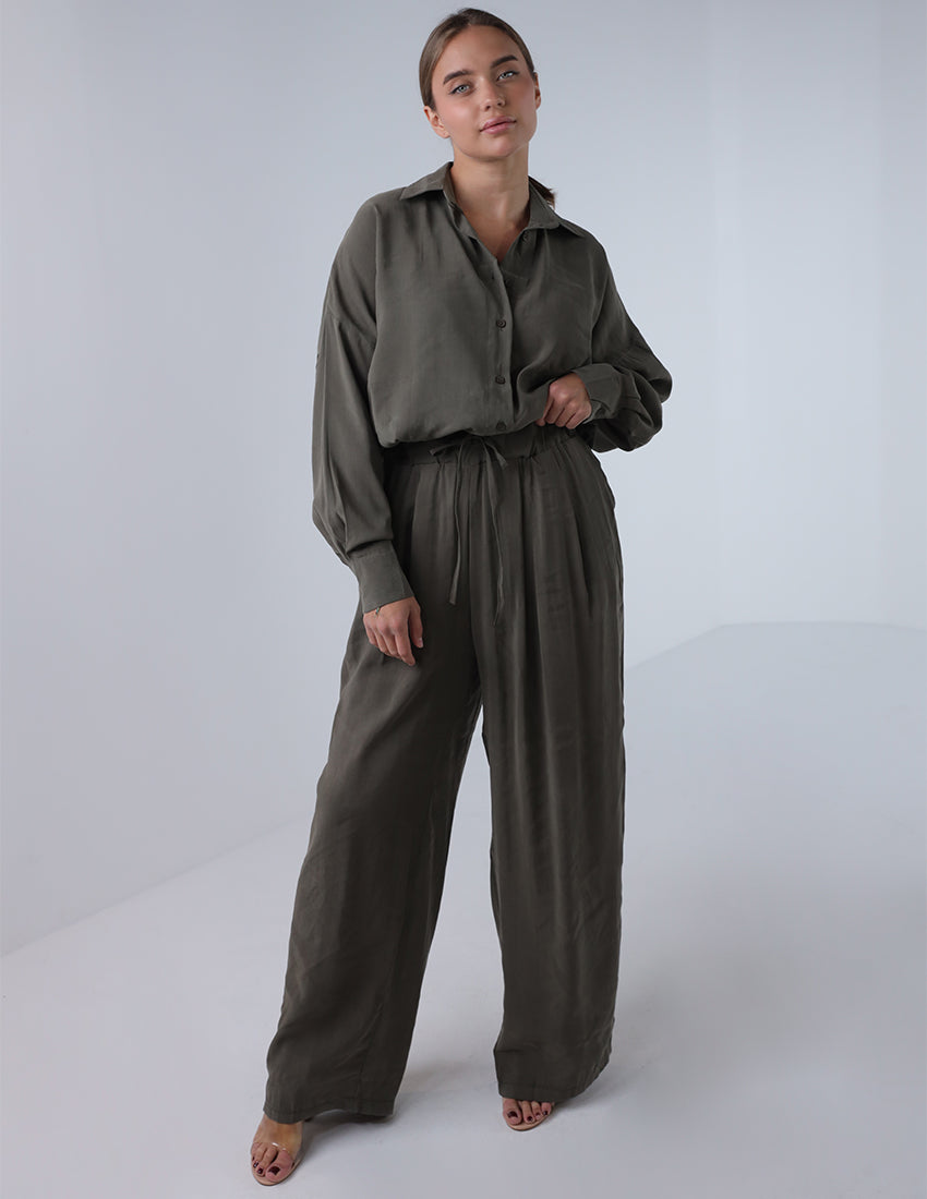 Two-piece oversized shirt with wide-leg pants