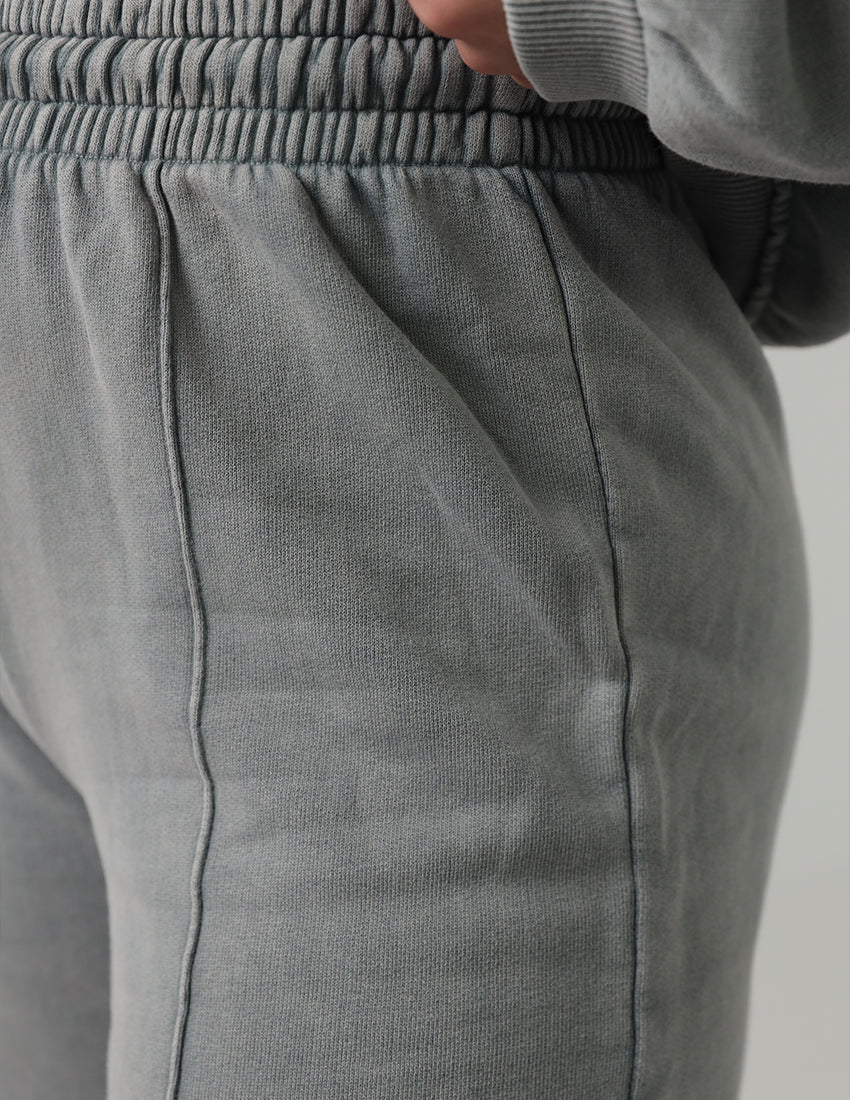 بدلة رياضية رمادية