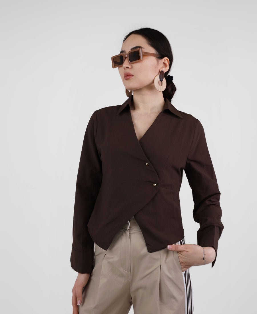 Cropped shirt with slanted buttons