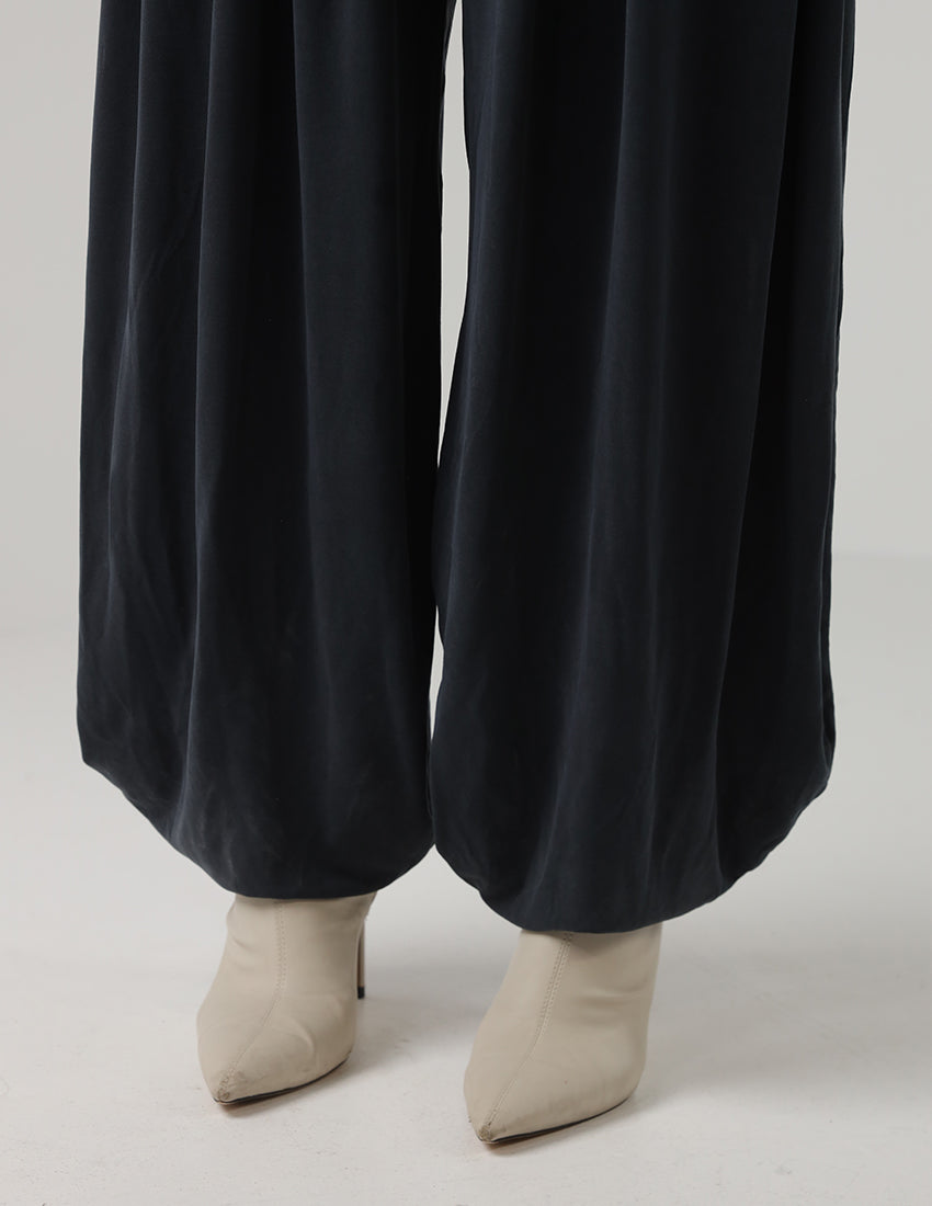 جمبسوت بدون أكمام مع خصر مطاطي وساقين واسعتين