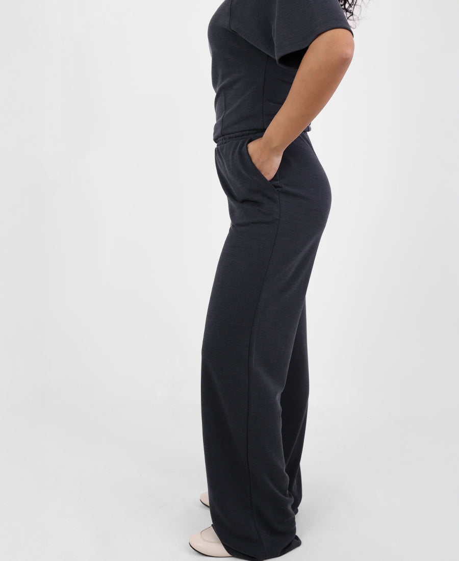 Straight cut pants with elastic waist