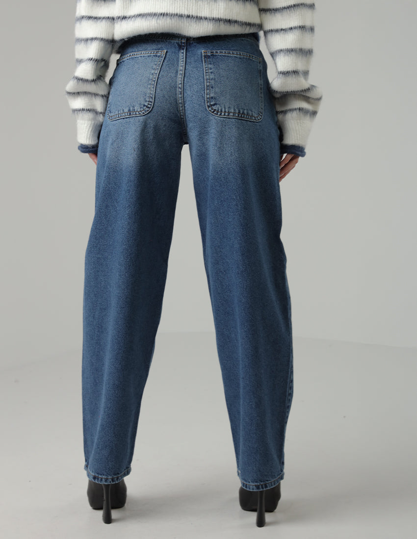 بنطال جينز واسع بدرجات اللون الأزرق