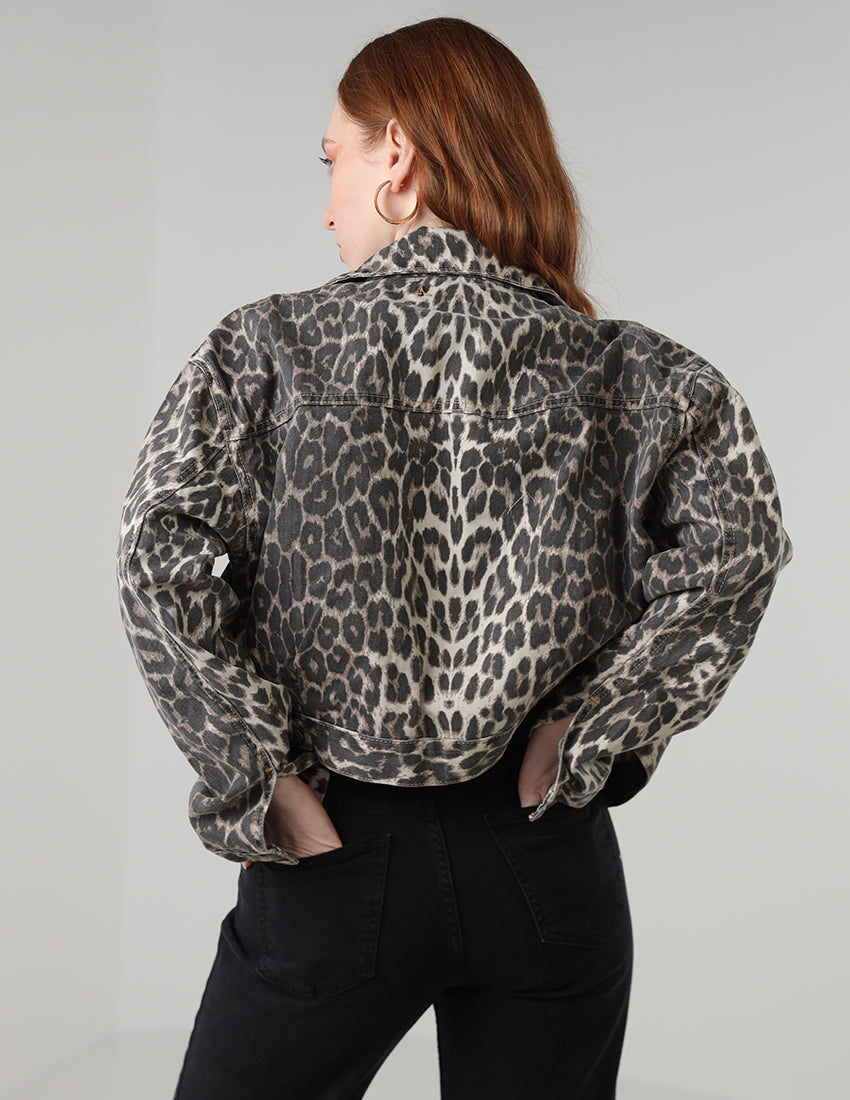 جاكيت جينز قصير بطبعة جلد النمر وأزرار معدنية