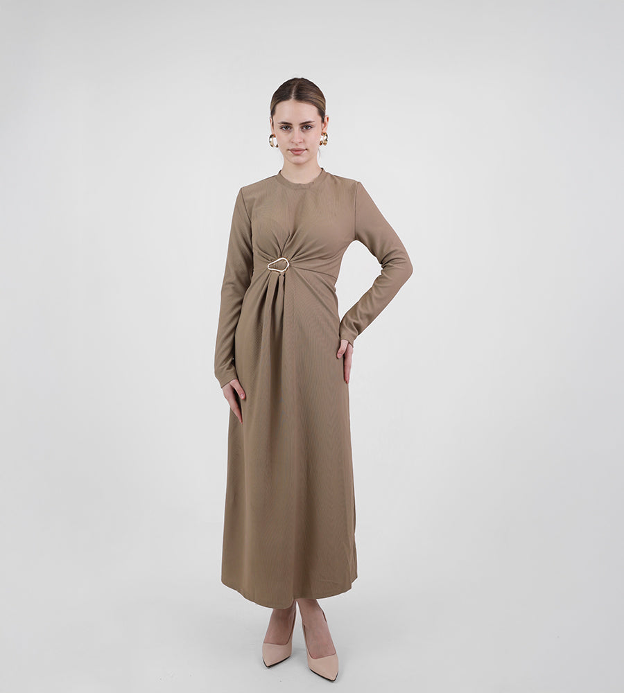 Long-sleeved dress with a brooch at the waist