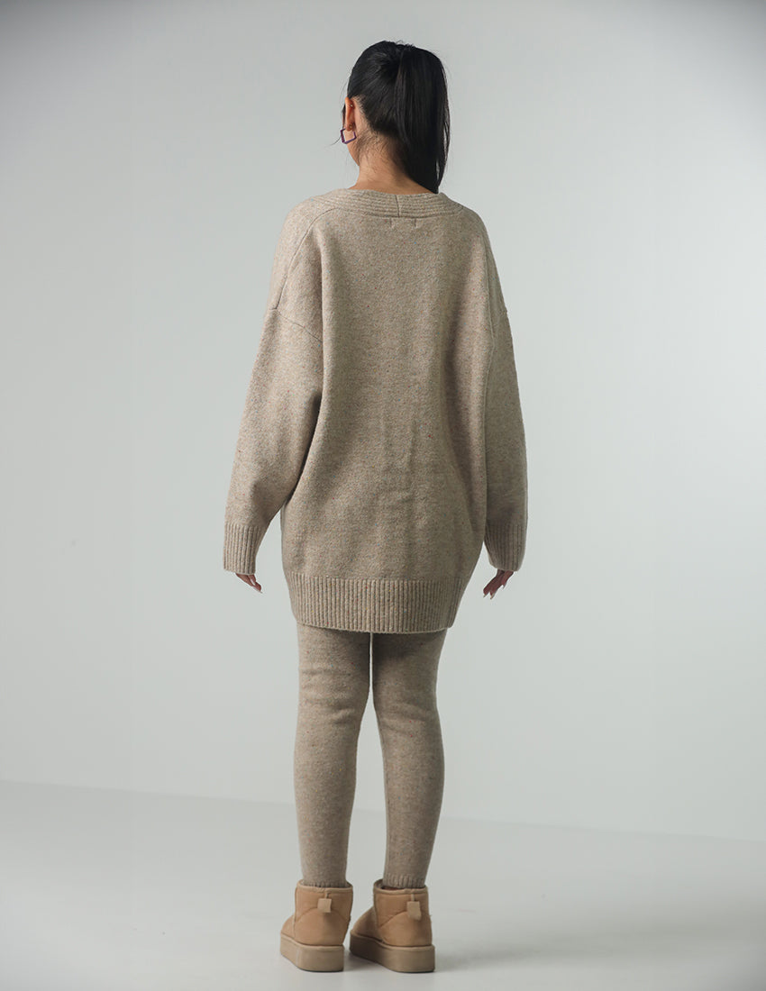 طقم كارديجان كبير الحجم بأزرار وبنطلون لامع محبوك