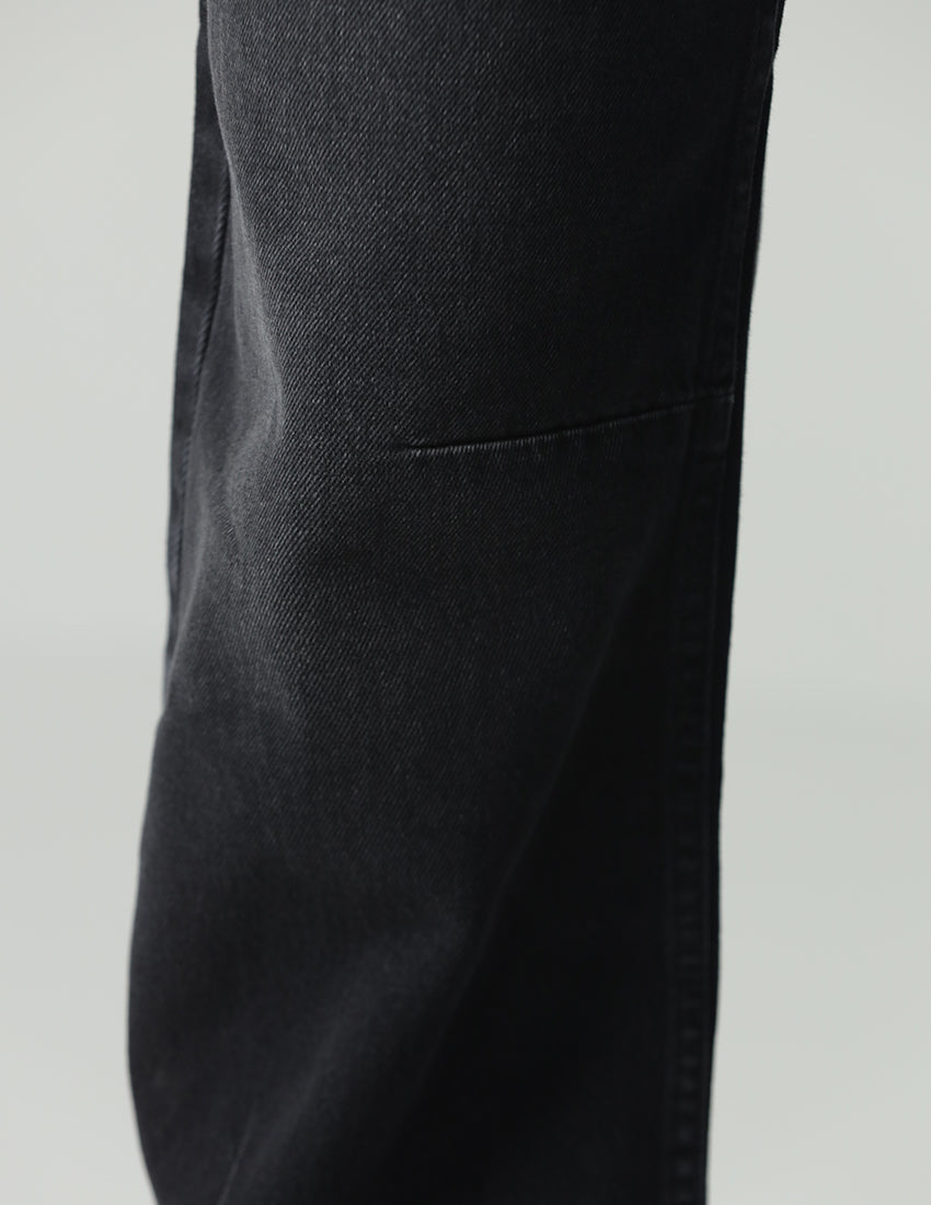 بنطال جينز أسود واسع الساقين وخصر مرتفع