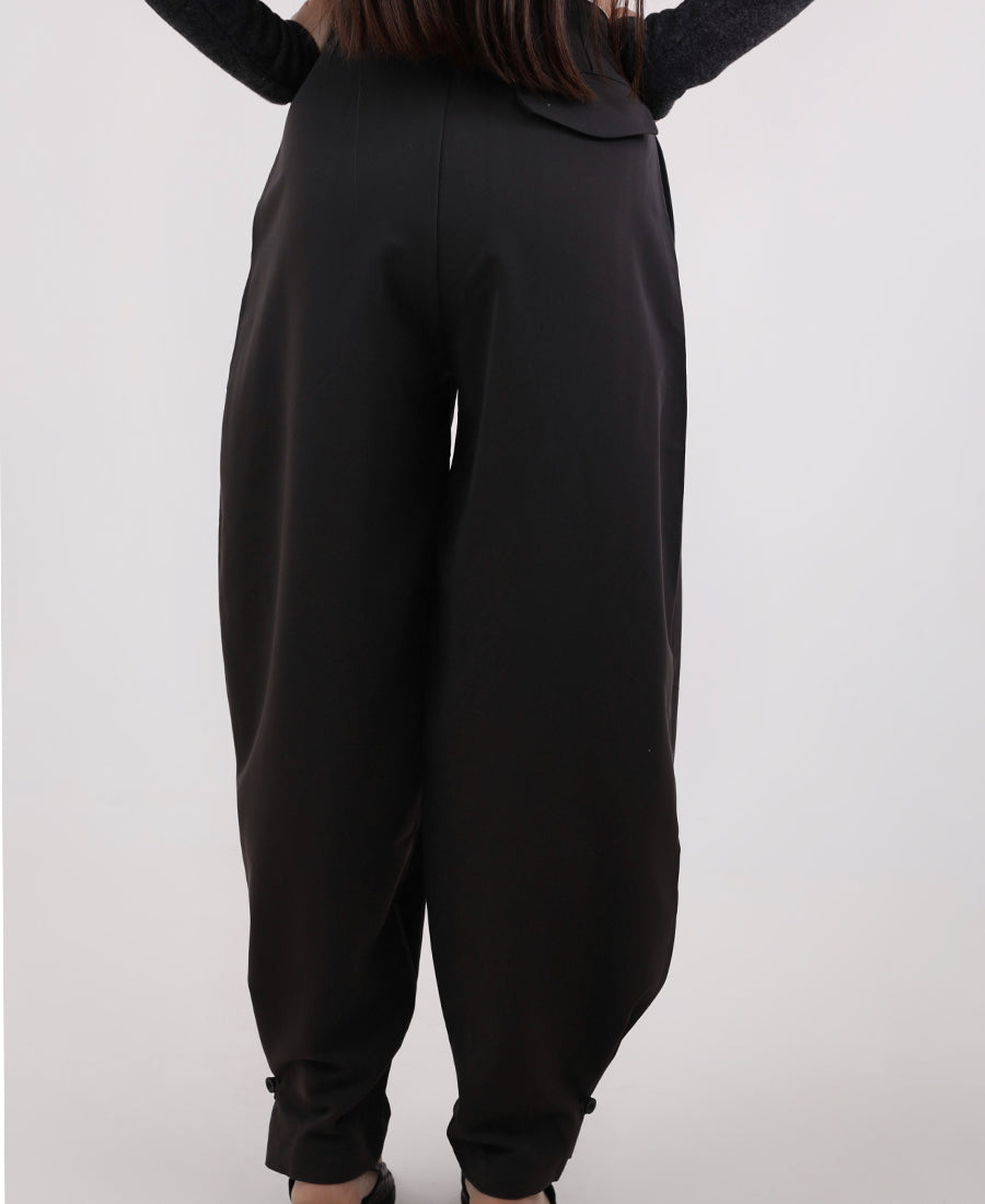 Strict pants with two buttons at the bottom of the leg