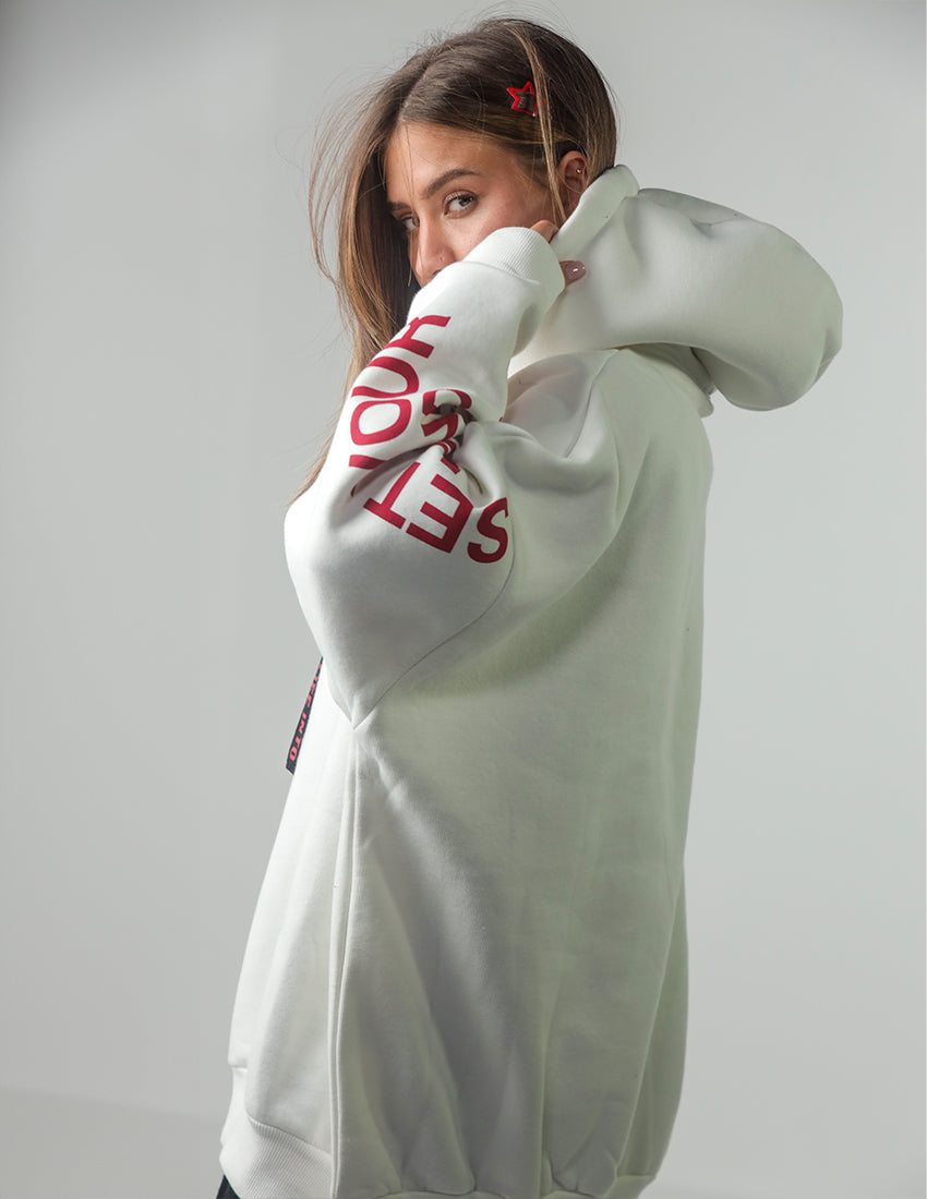 هودي مطبوع باللون الأبيض