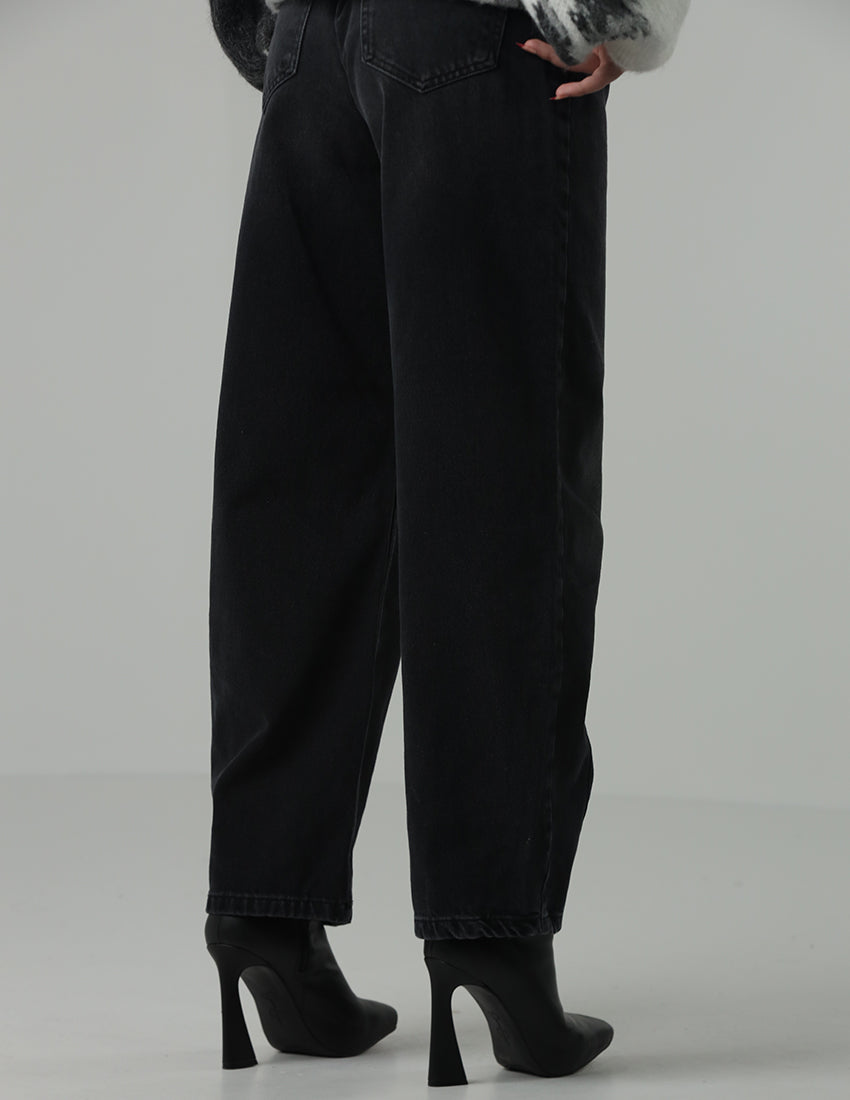 بنطال جينز أسود واسع الساقين وخصر مرتفع