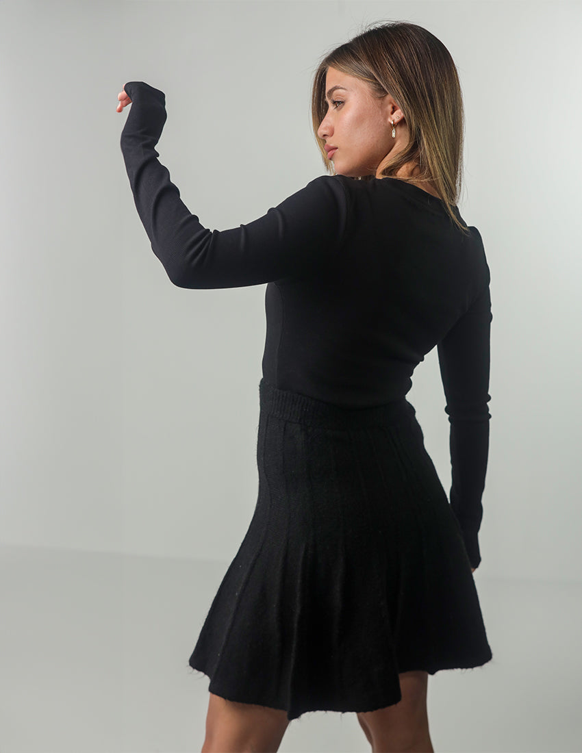 بلوزة بفتحة رقبة