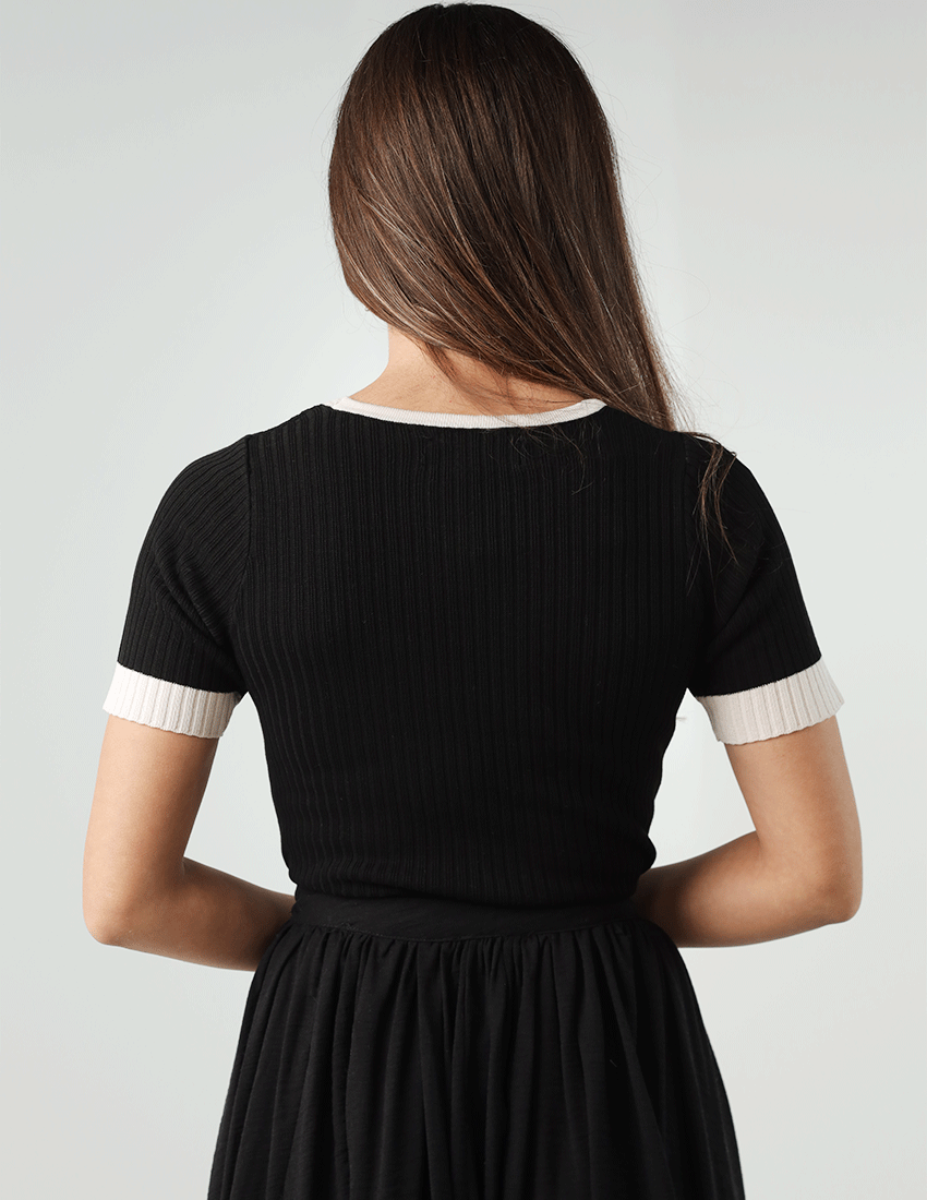 بلوزة تريكو بفتحة رقبة مربعة وأكمام قصيرة