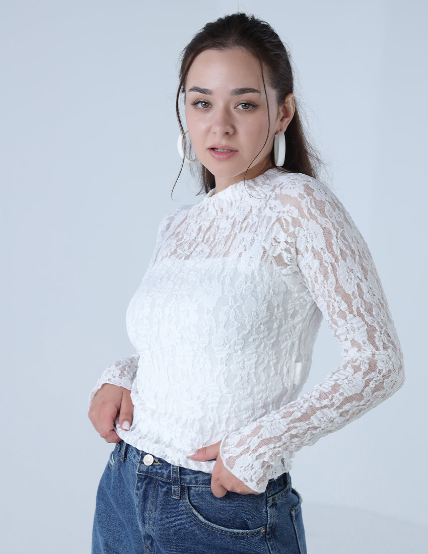 بلوزة بيضاء بأكمام طويلة