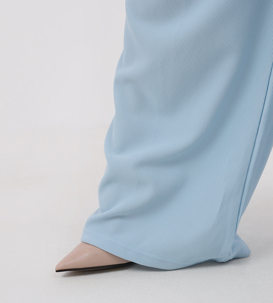 Short-sleeved blouse with gold buttons and trousers set