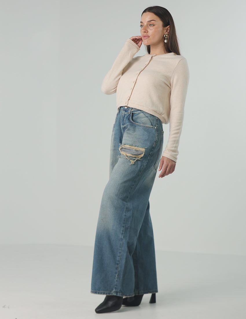 بنطال جينز أزرق ممزق واسع الساقين