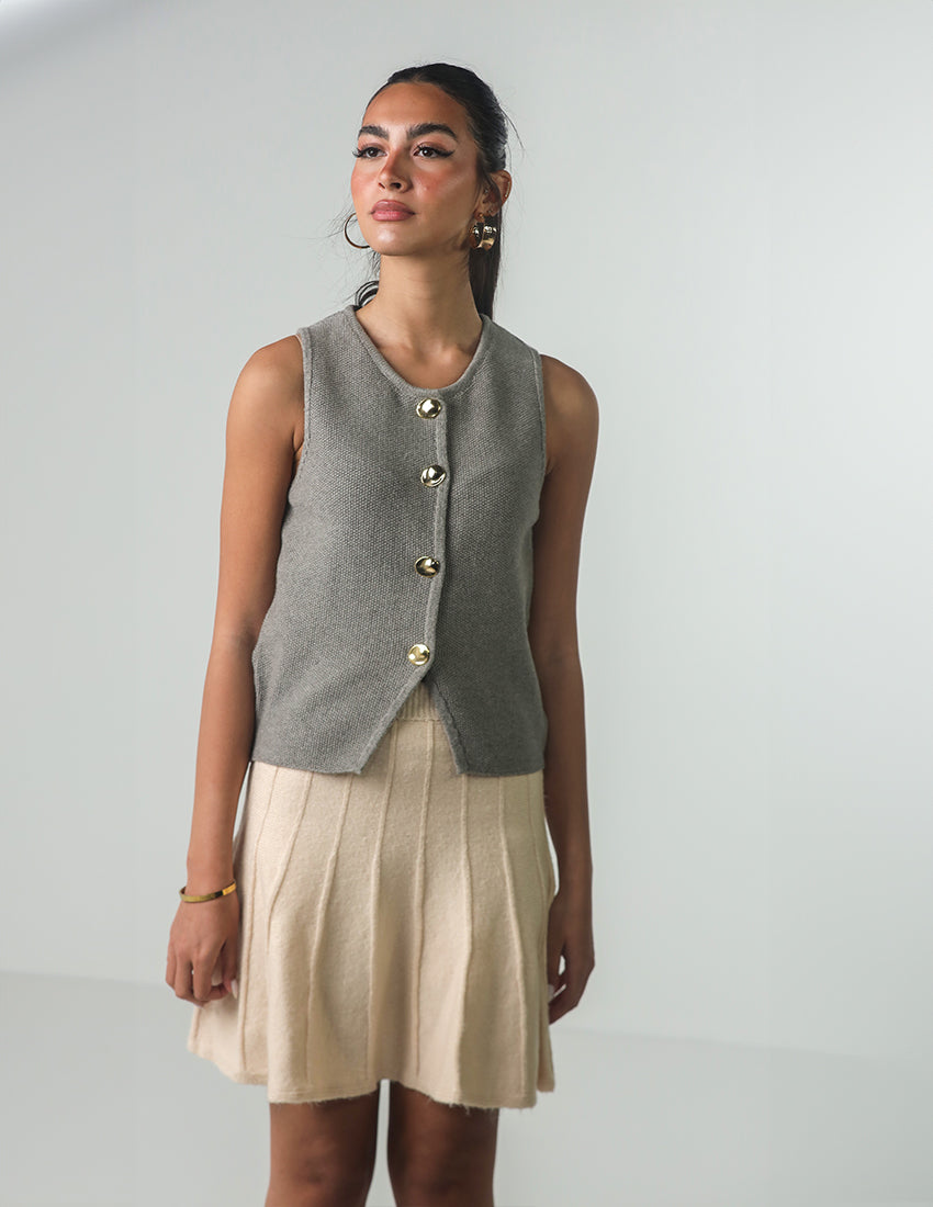 سترة تريكو بدون أكمام بأزرار ذهبية