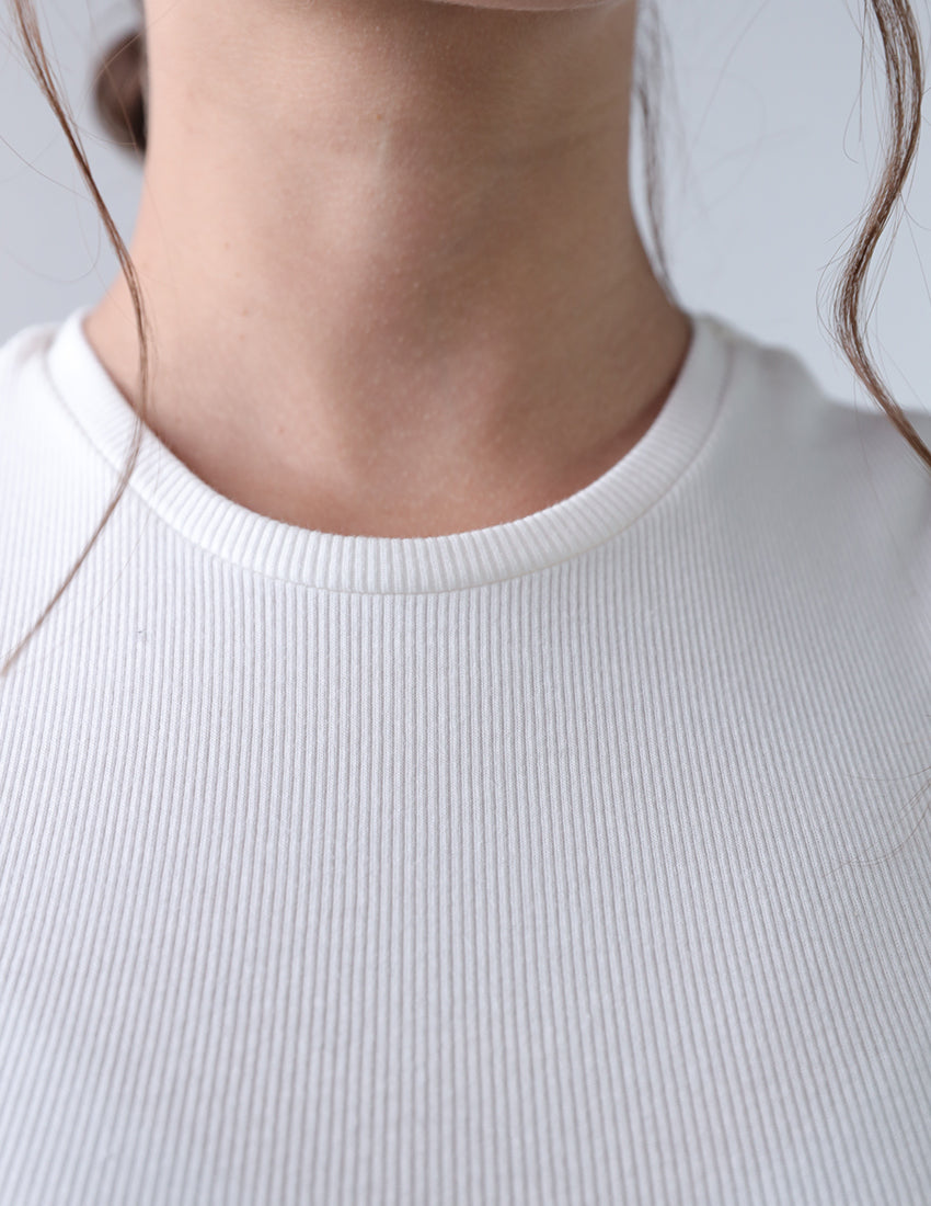 الجزء العلوي يتميز بأكمام من الدانتيل الرقيق