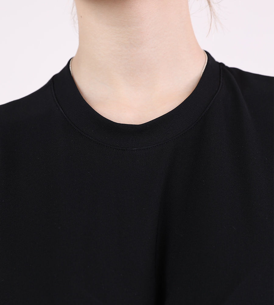 Short-sleeved dress with a brooch at the waist, long
