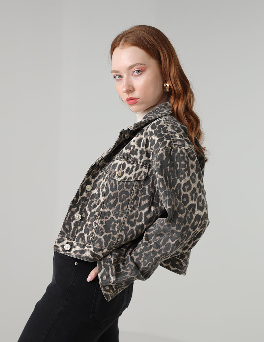 جاكيت جينز قصير بطبعة جلد النمر وأزرار معدنية